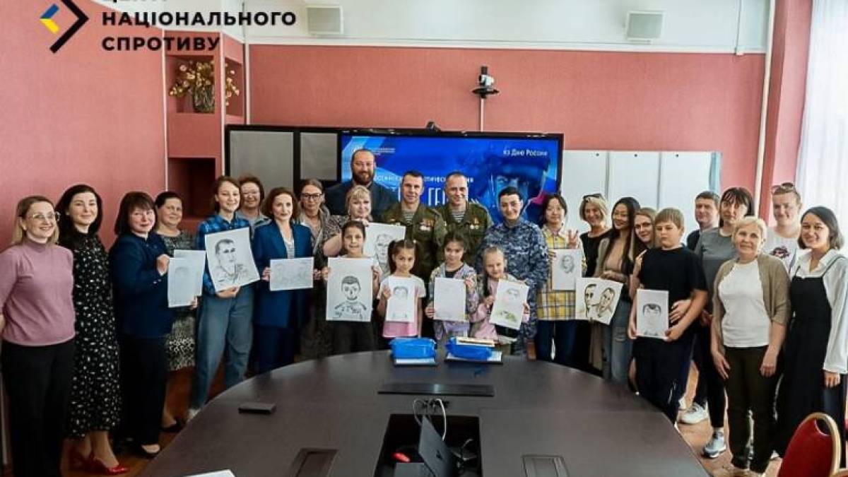 На Херсонщині дітей художньої школи змусили малювати портрети бойовиків