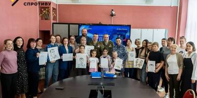 На Херсонщині дітей художньої школи змусили малювати портрети бойовиків