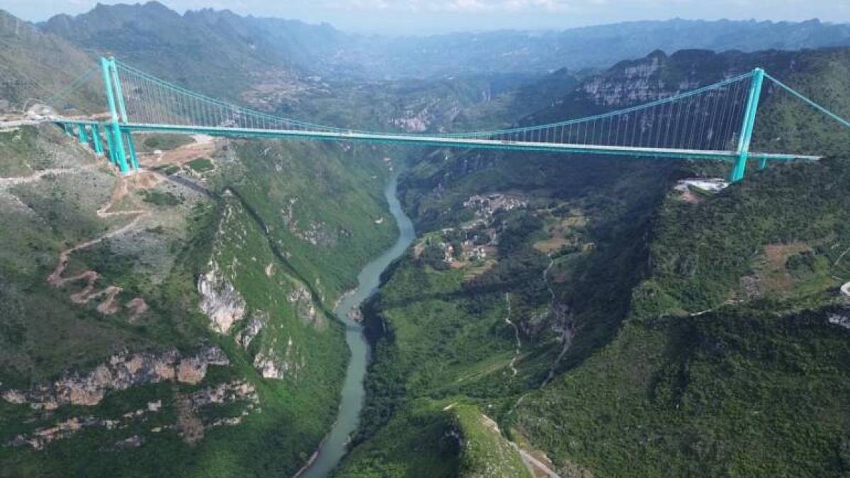 У Китаї офіційно відкрили найвищий міст у світі
