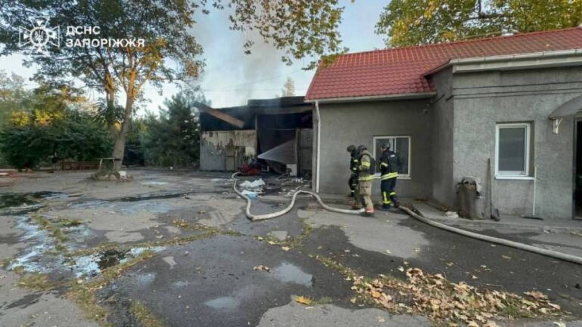 У Запоріжжі 27 вересня горів склад із автомобілями