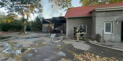 У Запоріжжі 27 вересня горів склад із автомобілями