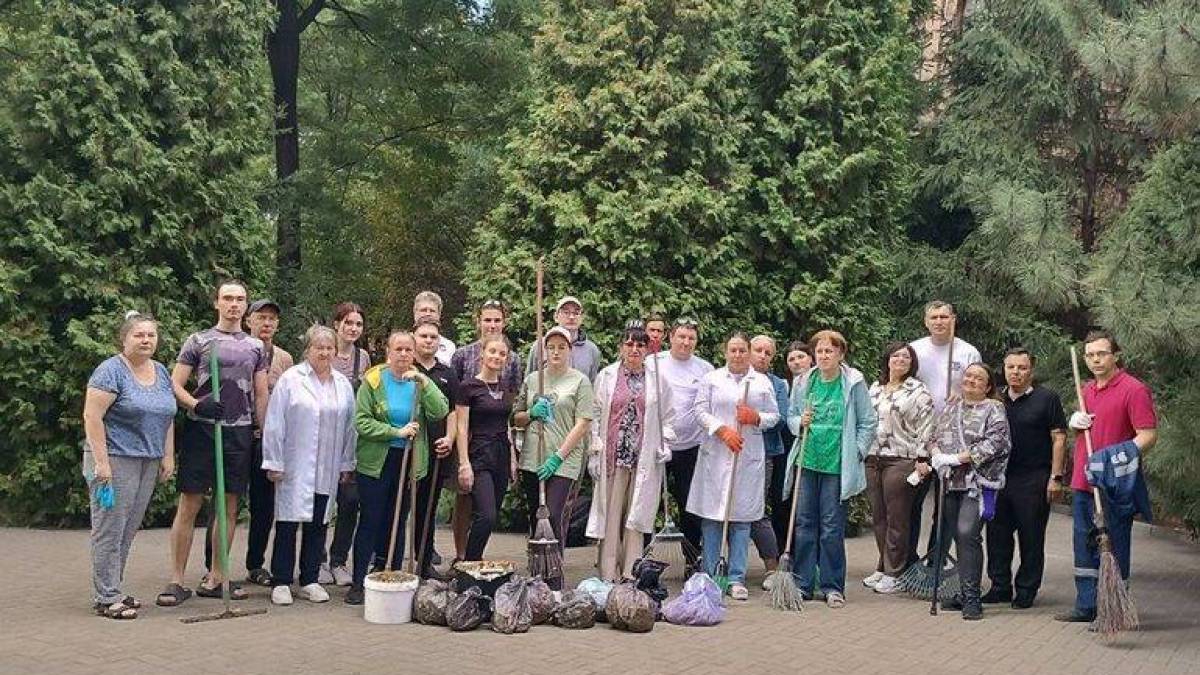 Студенти й викладачі ЗНУ почистили територію вишу