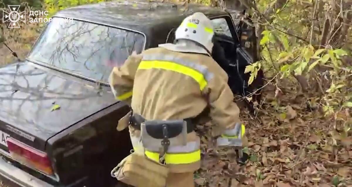 Запоріжжя: рятувальники деблокували водія з понівеченої внаслідок ДТП автівки