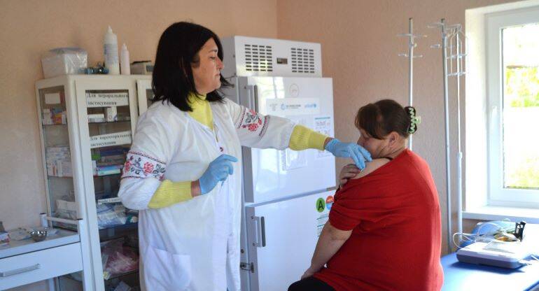 Запорізькі лікарі провели виїзну вакцинацію в Долинській громаді