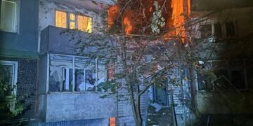 У Запоріжжі внаслідок нічної атаки пошкоджено багатоповерхівки: виникли пожежі