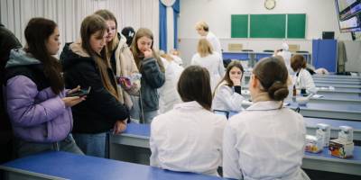 Запорізьким школярам провели екскурсію медуніверситетом