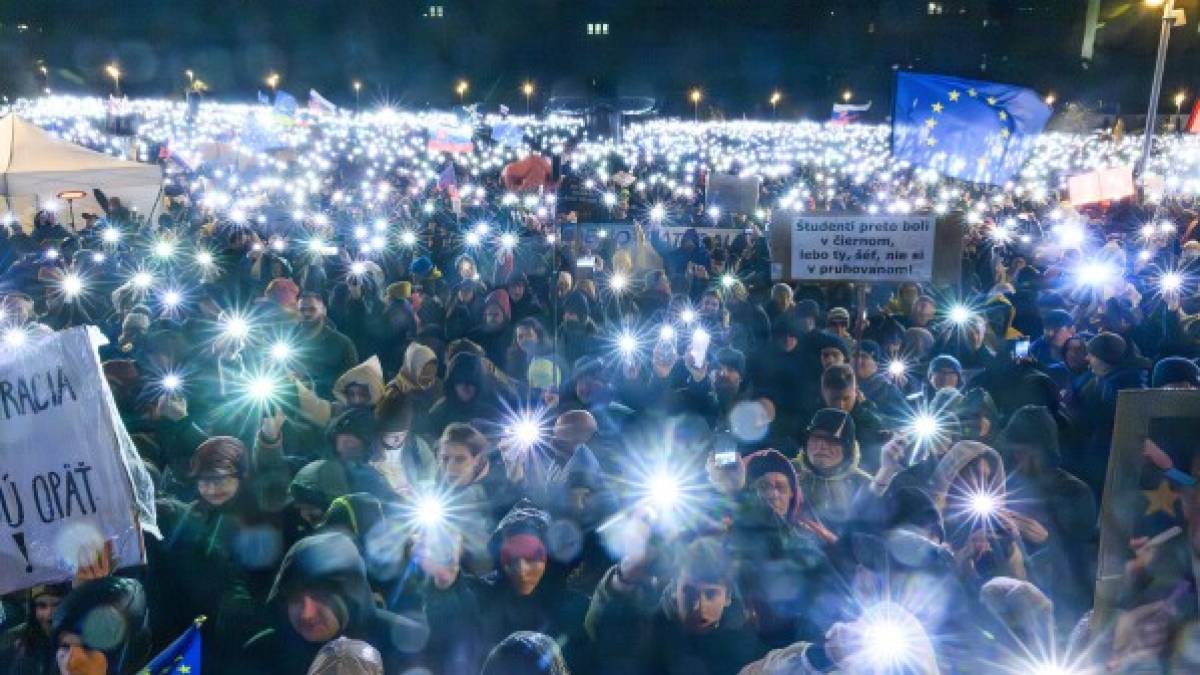 У Словаччині пройшли  антиурядові протести у річницю «оксамитової революції»