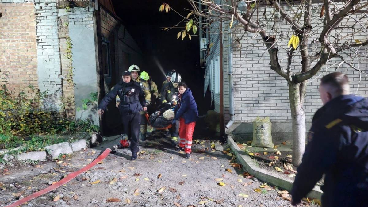 У Запоріжжі на пожежі врятували чоловіка
