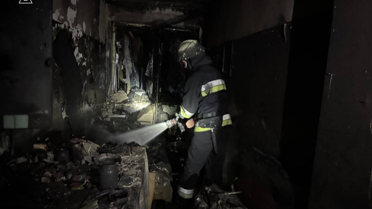 Пожежу у багатоповерхівці Запоріжжя гасили 30 рятувальників — кадри