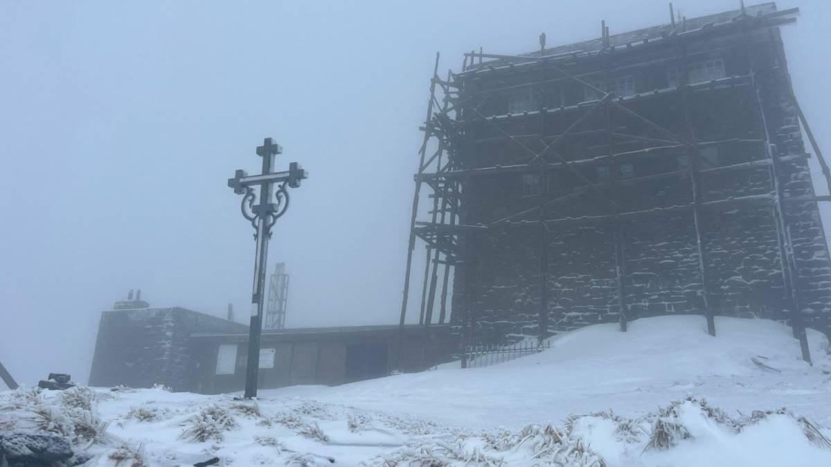У Карпатах, на горі Піп Іван, вітряно, температура — до -12⁰