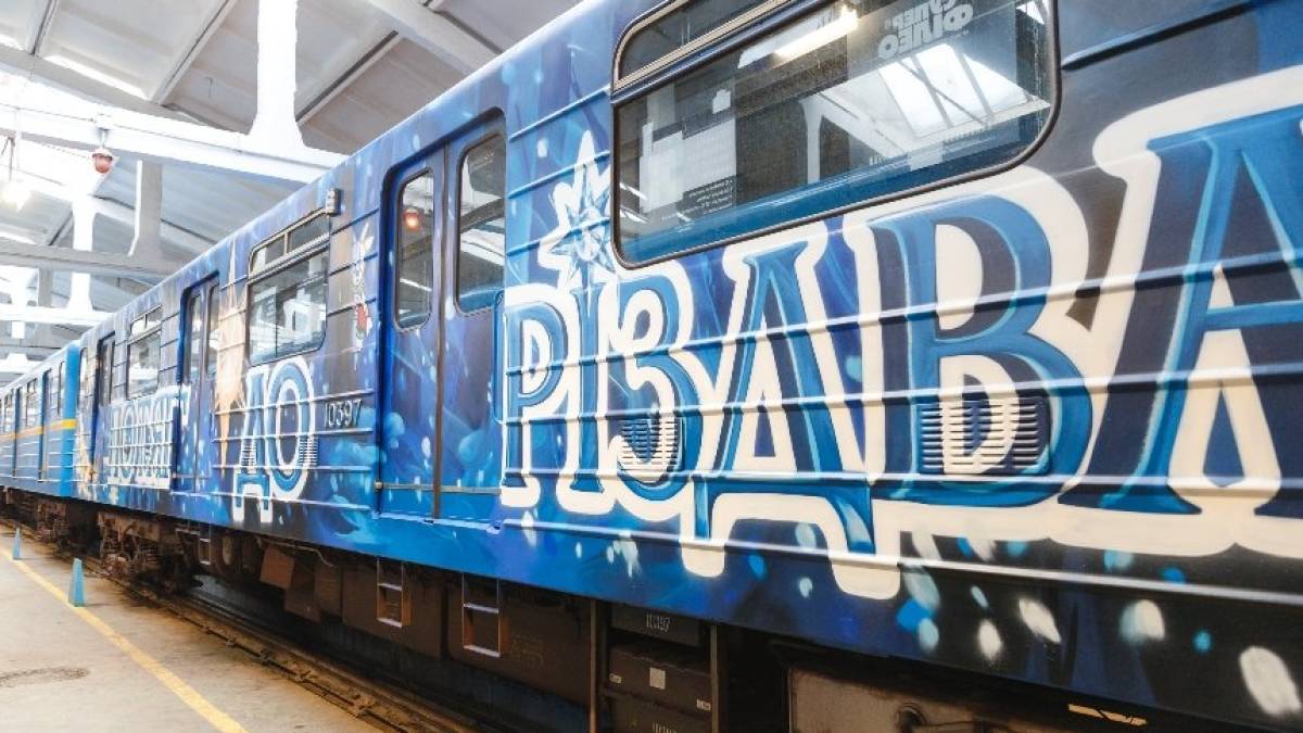 У київському метро запустили артпоїзд «Потяг до Різдва»