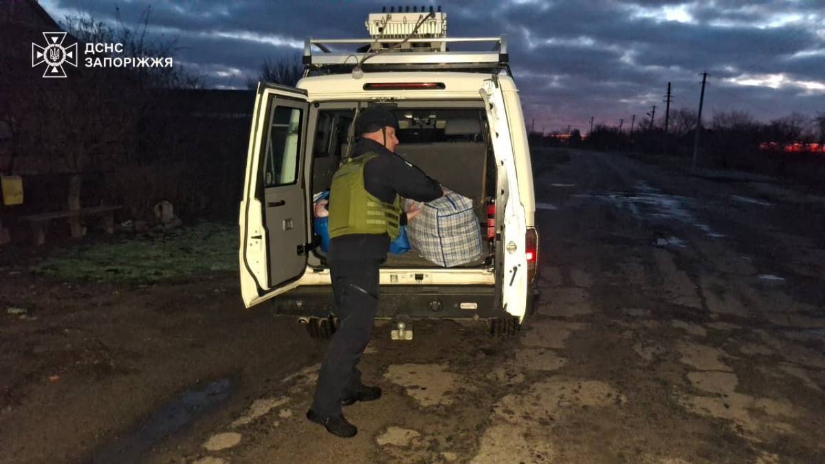 Офіцери-рятувальники громади продовжують надавати допомогу в евакуації мешканцям Пологівського району