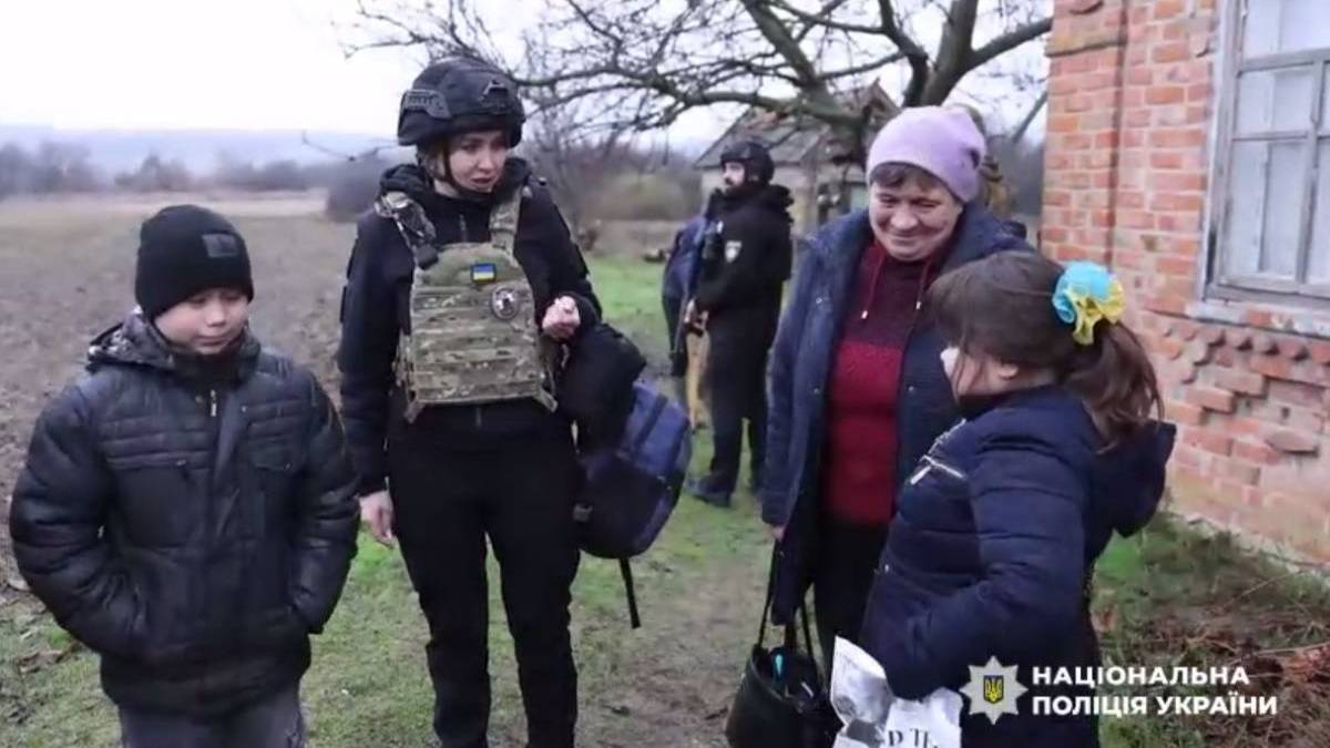 Запорізькі поліцейські разом із капеланами евакуювали мешканців Юрківки та Таврійського