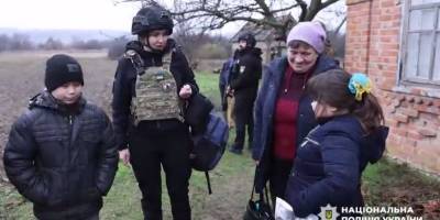 Запорізькі поліцейські разом із капеланами евакуювали мешканців Юрківки та Таврійського