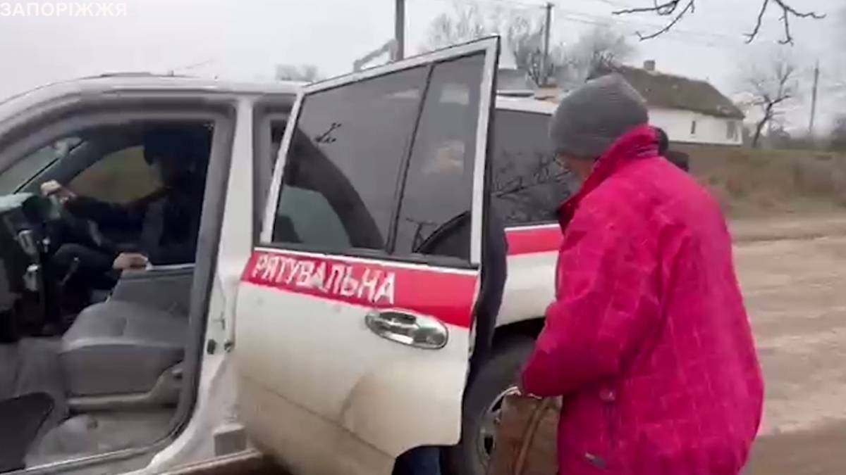 Ще двох дівчат та бабусю евакуювали з прифронтового села