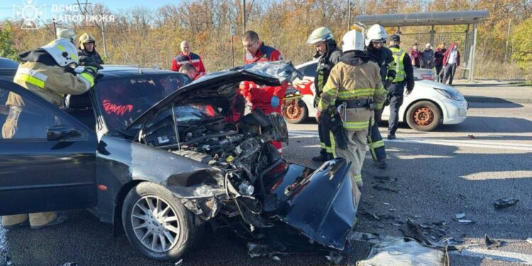 Рятувальники деблокували потерпілого з понівеченої автівки внаслідок ДТП