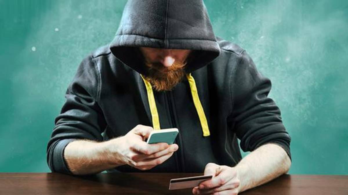 У Запоріжжі шахрай збирав гроші нібито на “лікування” та обікрав пенсіонера