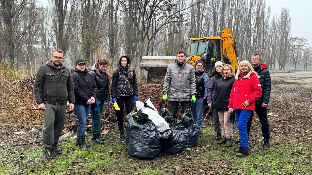 На толоці в спальному районі Запоріжжя прибрали понад 100 тонн сміття