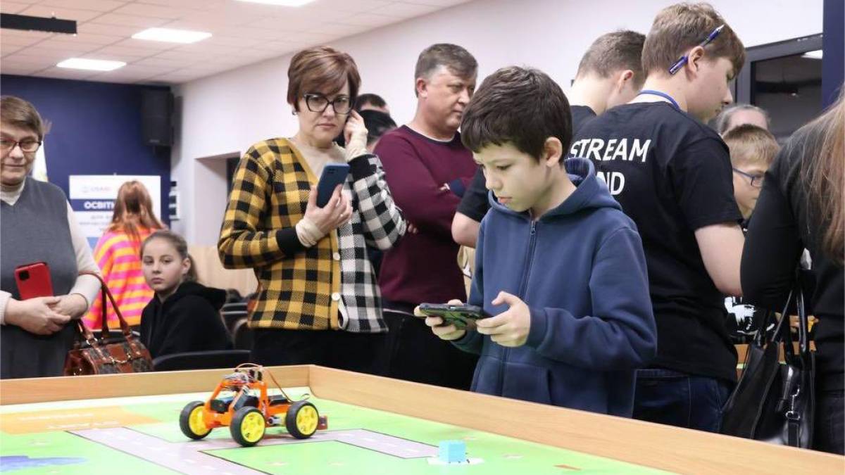 У Запоріжжі діти створювали “корисних” роботів: кадри