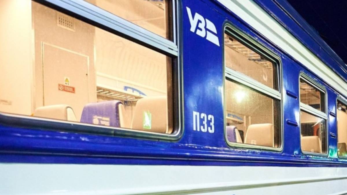 “Укрзалізниця” попередила про ускладнення в русі низки поїздів через ворожу атаку