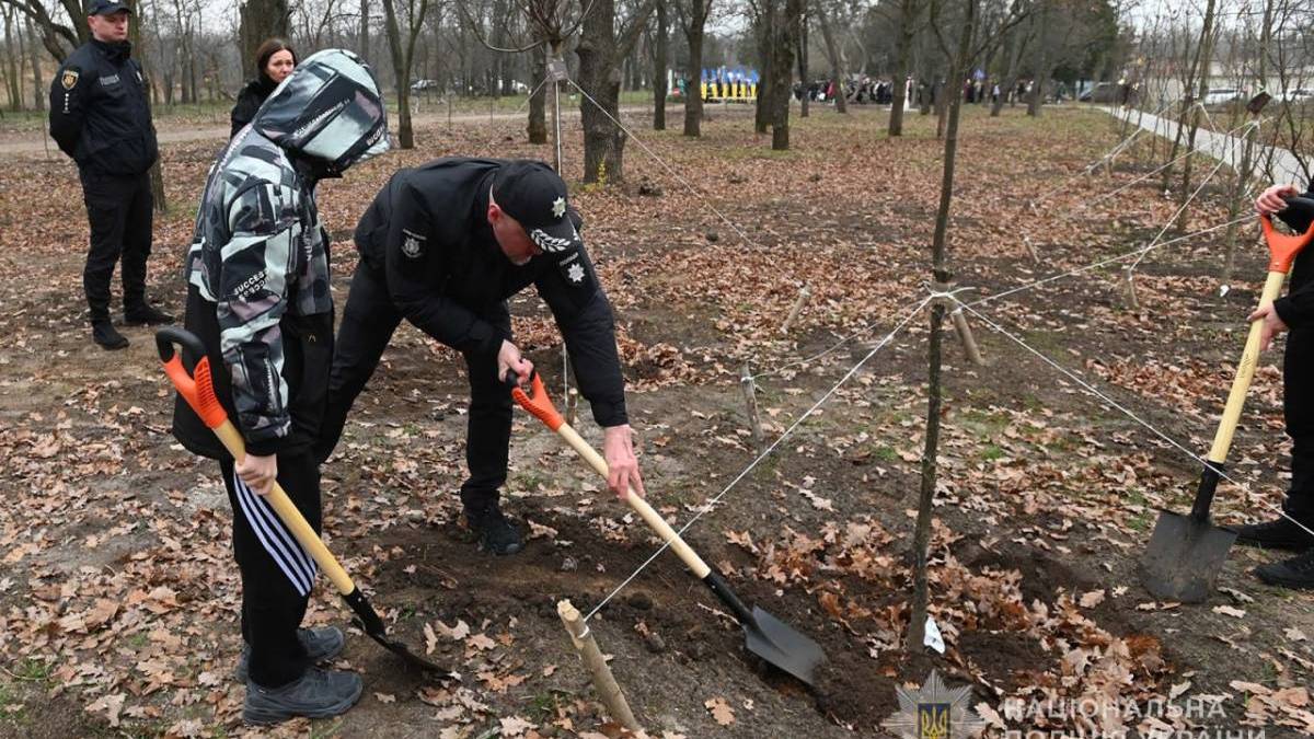 На Хортиці висадили нові дерева на честь полеглих захисників України