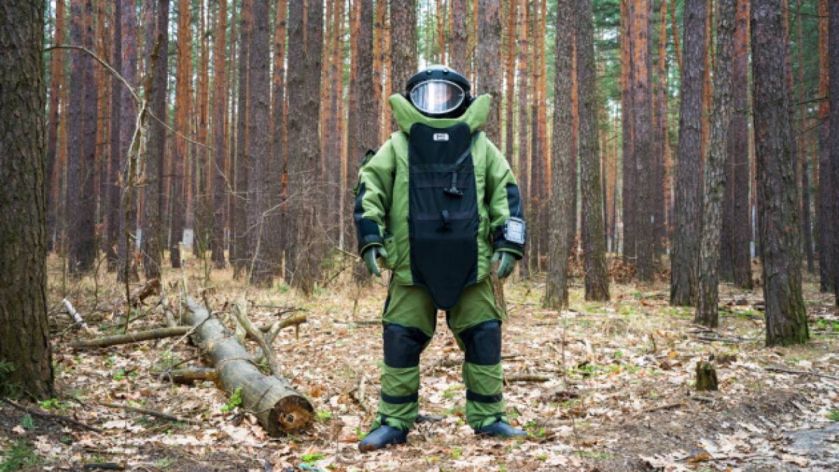 Японія передала Україні захисні костюми для розмінування