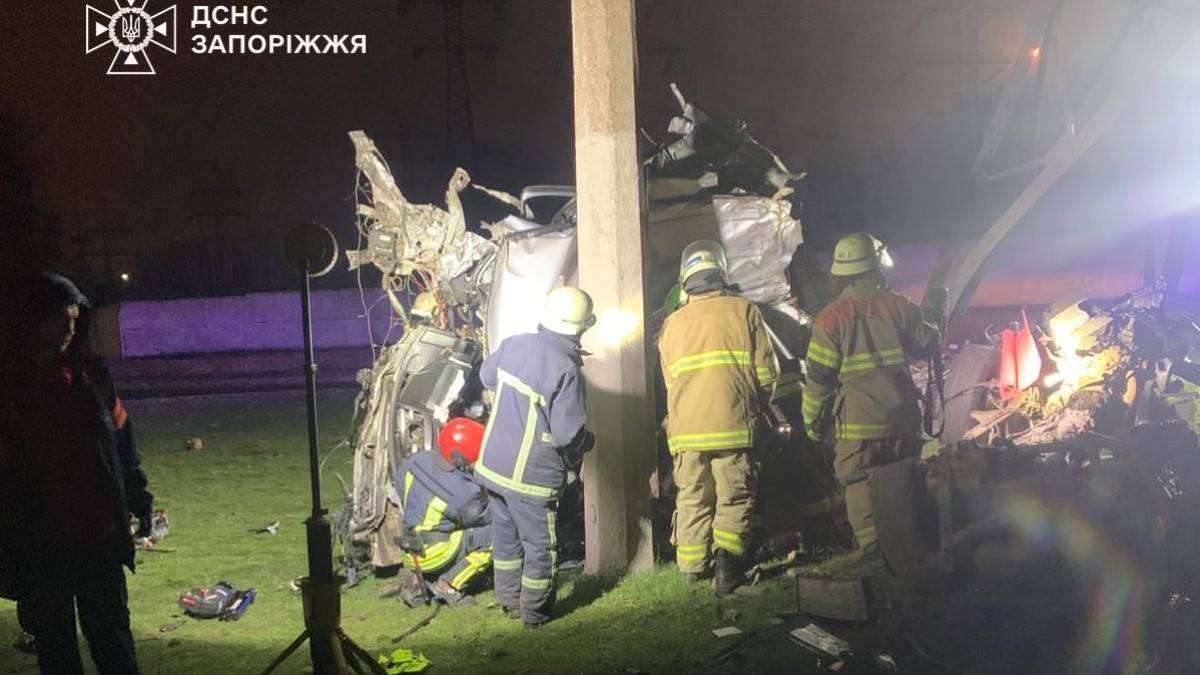Запоріжжя: рятувальники деблокували постраждалого з понівеченої внаслідок ДТП автівки