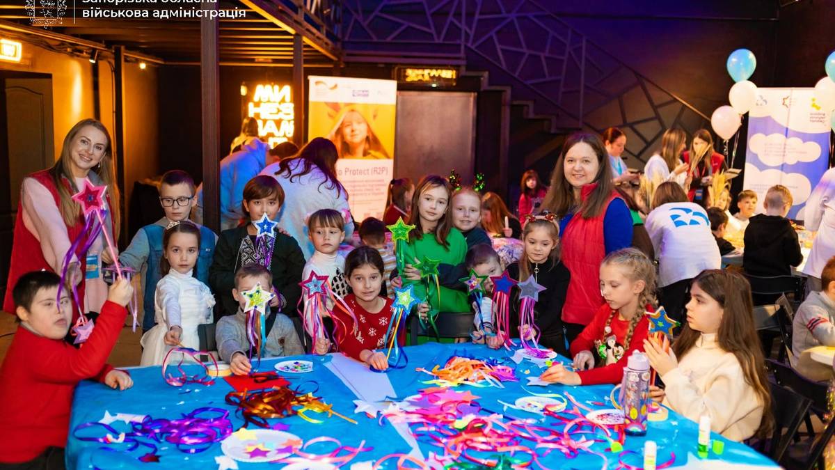 Яскравий старт новорічних свят: діти пільгових категорій зустрілися зі святим Миколаєм