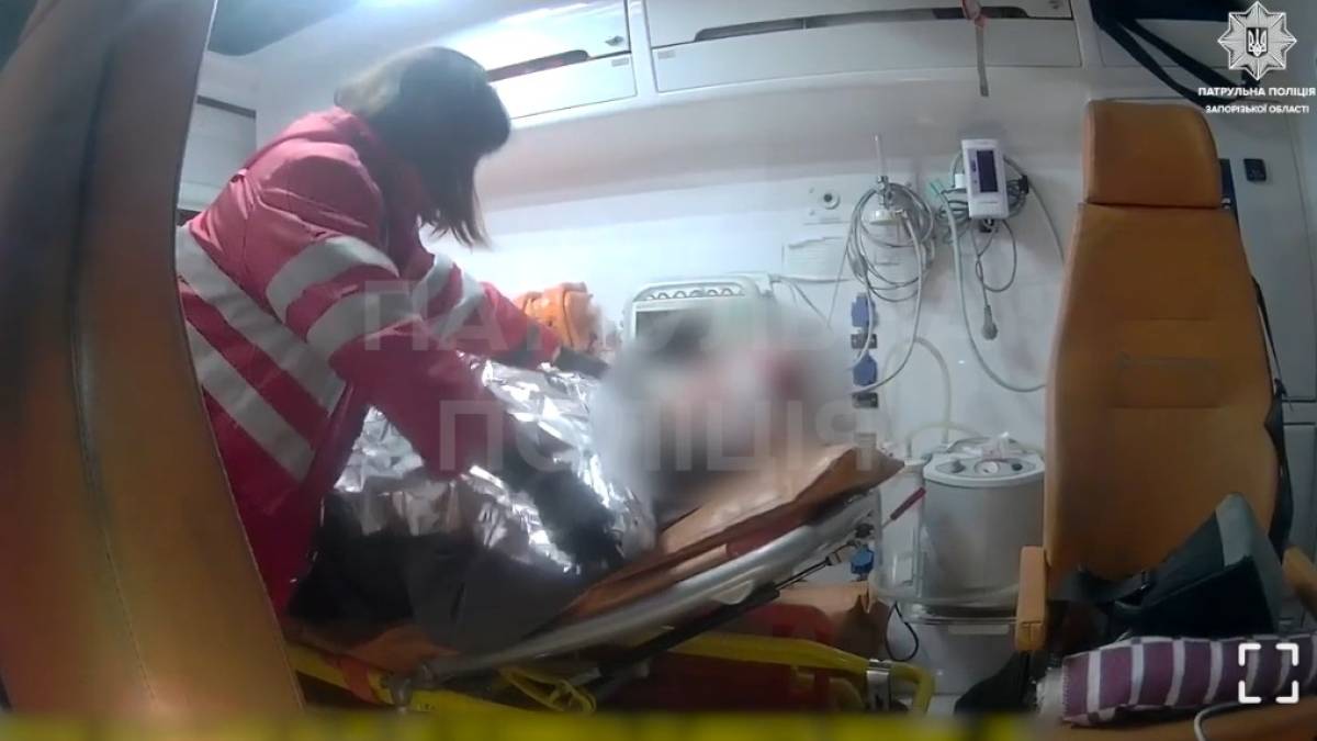 У Запоріжжі патрульні допомогли пенсіонеру з травмою голови (відео)