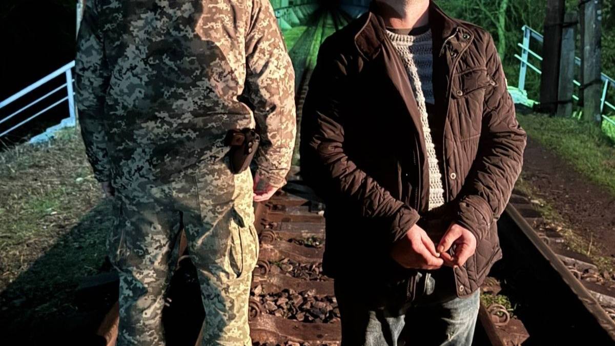 Прямував у напрямку України коліями: прикордонники затримали іноземця