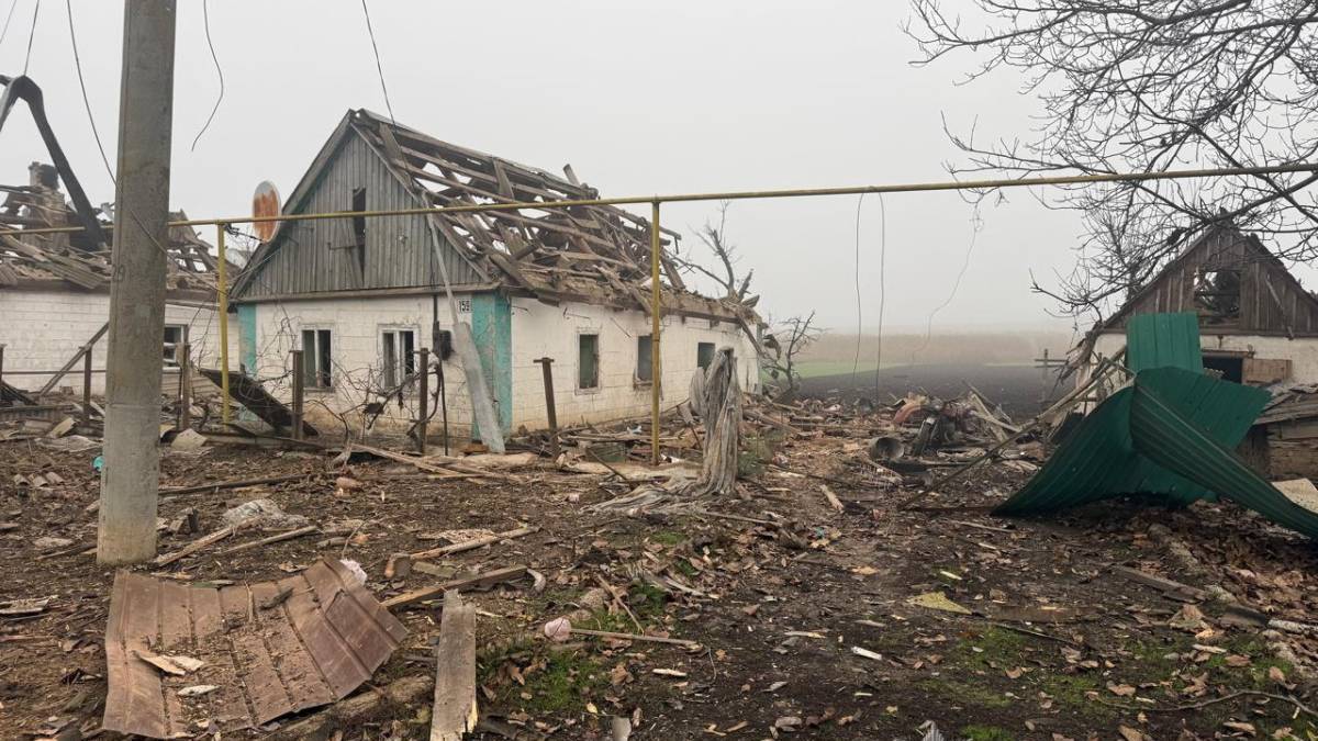 На фото — наслідки ворожих ударів, які завдав ворог по Запорізькій області минулої доби