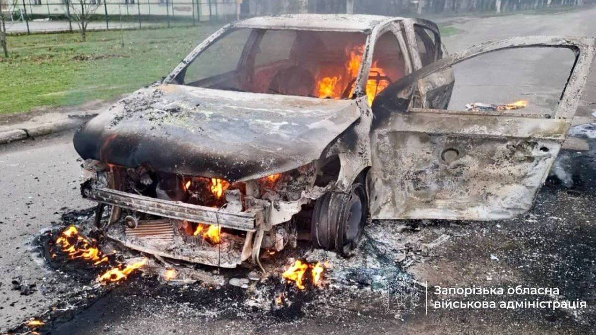 У Запорізькому районі російський дрон атакував цивільне авто: двоє поранених