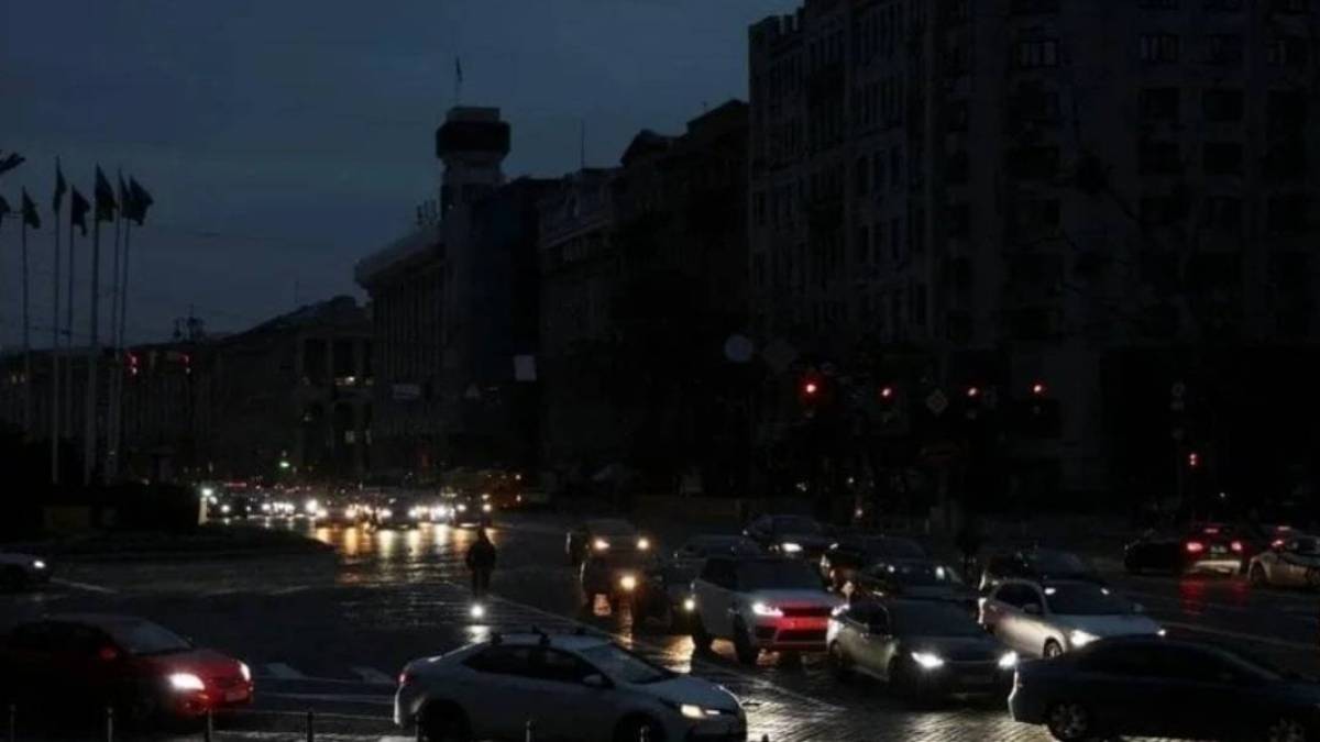 Уряд доручив “перекинути” світло з реклами й інфраструктури до квартир українців