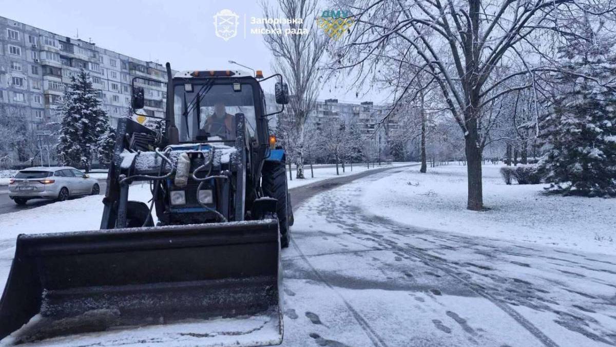 У Запоріжжі спецтехніка очищає місто від першого снігу