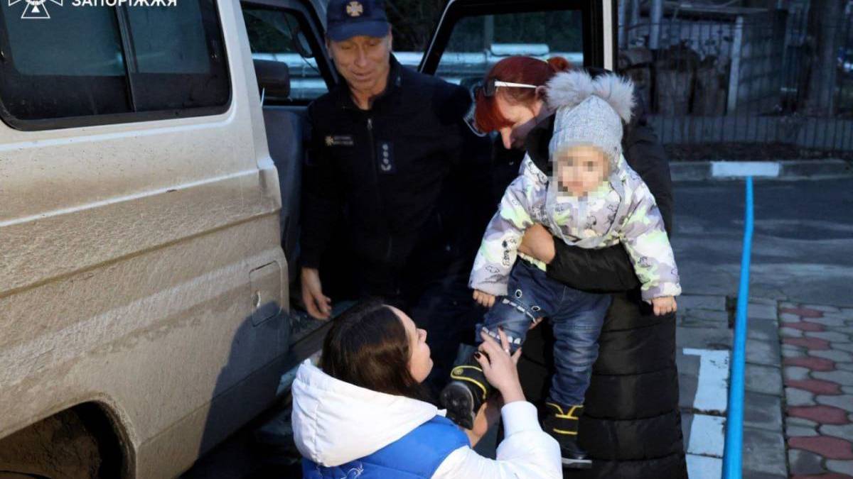 У Запорізькій області рятувальники вивезли з-під обстрілів велику родину