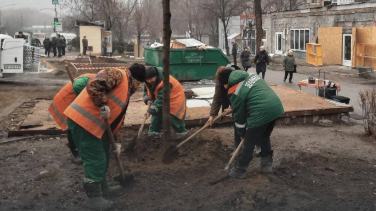 У Запоріжжі на місці прильотів висадили дерева