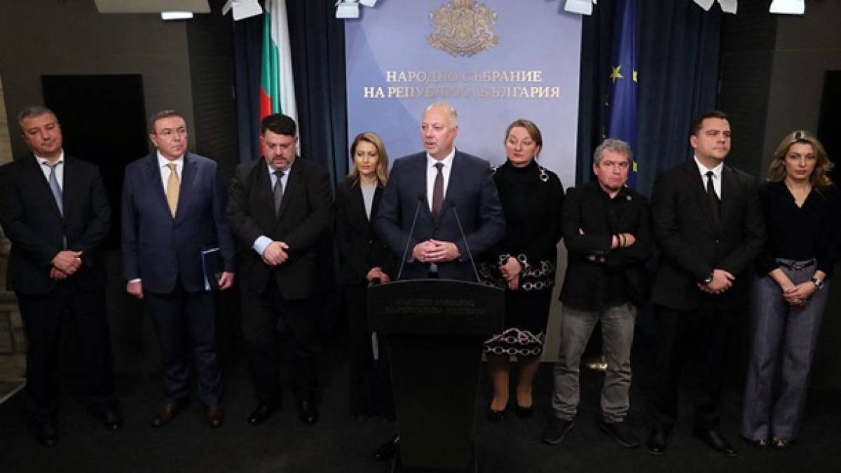 В Болгарії на тлі масових протестів уряд пішов у відставку