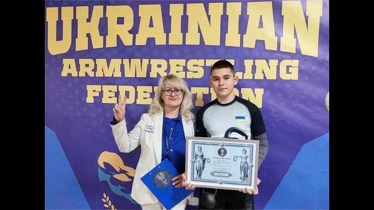 Юний українець встановив світовий рекорд, піднявши 32-кілограмову гирю 16 разів
