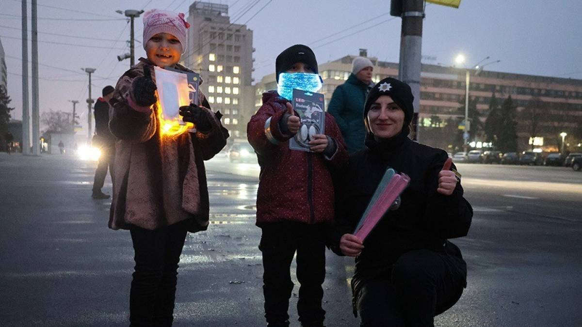 Запорізькі поліцейські нагадали дітлахам правила дорожнього руху