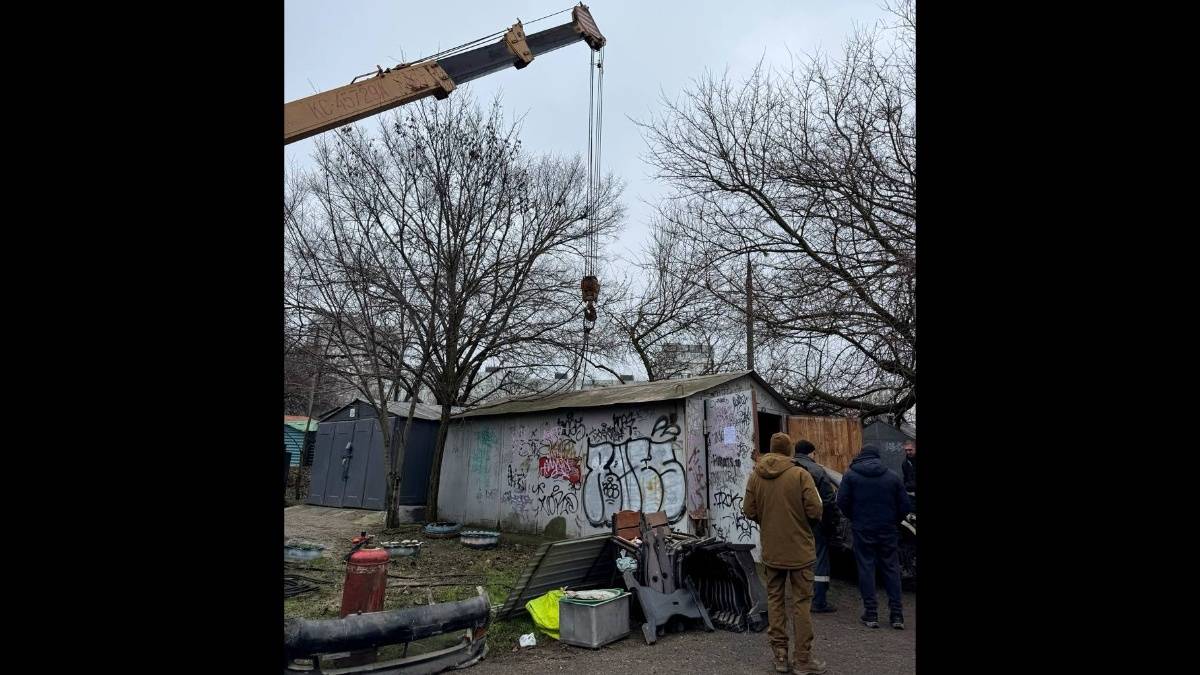 У Запоріжжі демонтували незаконний гараж, навколо якого виникло масштабне сміттєзвалище (фото)