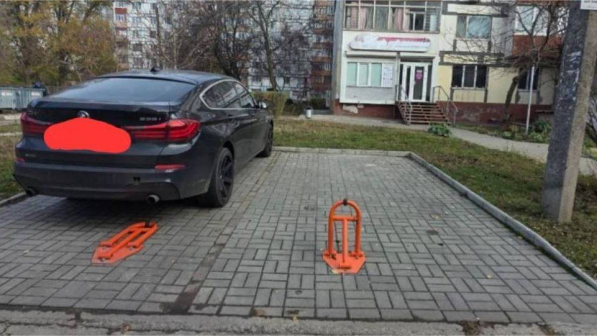 У Запоріжжі автовласники встановили незаконні юніпаркери у дворі багатоповерхівки