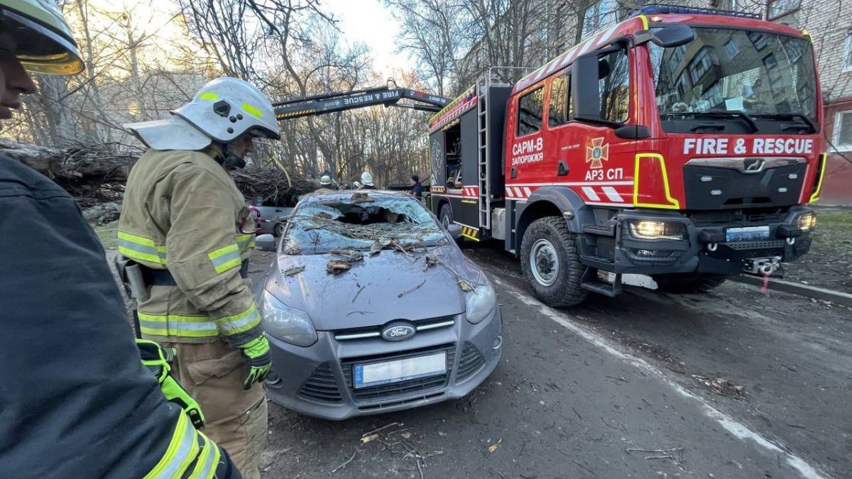 У Запоріжжі рятувальники тричі виїжджали на допомогу через негоду