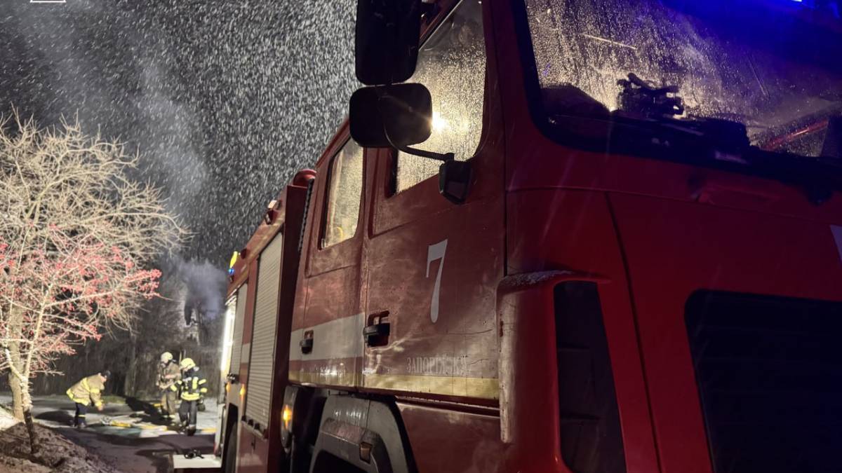Запорізькі рятувальники ліквідували пожежу у дачному будинку