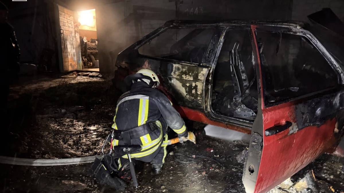 Запорізькі рятувальники ліквідували пожежу в автомобілі