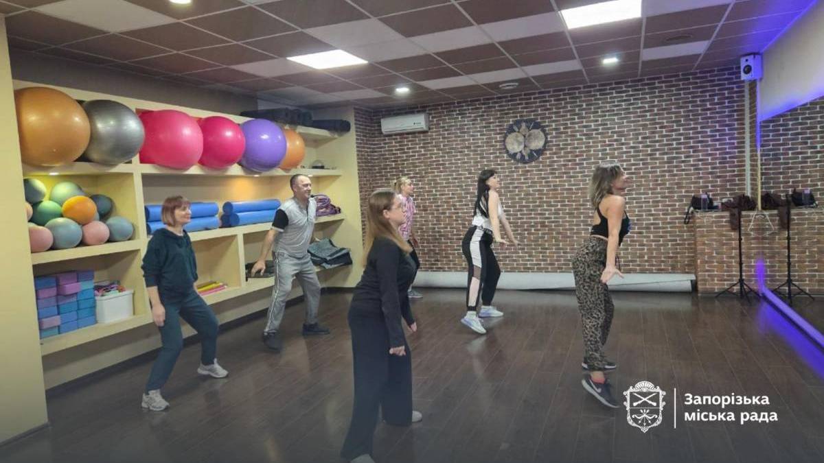 У Запоріжжі ветерани відновлюють сили в ритмі зумби