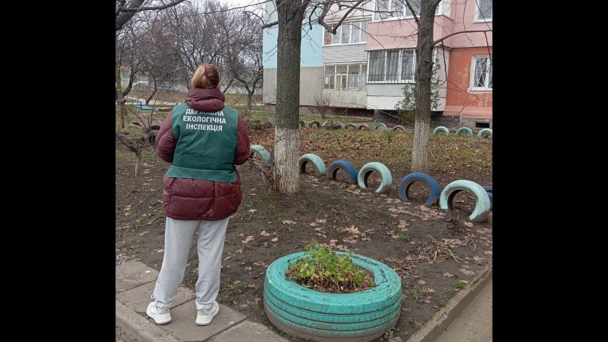 Жителі Запоріжжя поскаржилися до екоінспекції на велику кількість автопокришок у дворі