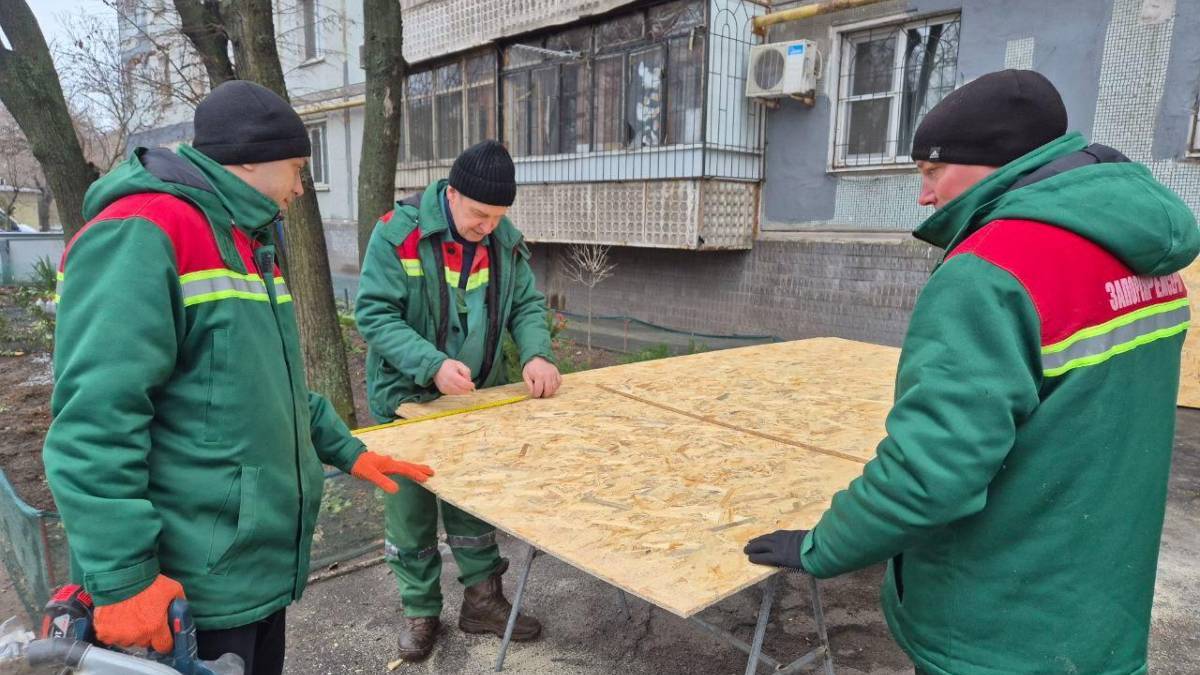 Комунальники ліквідовують наслідки атак