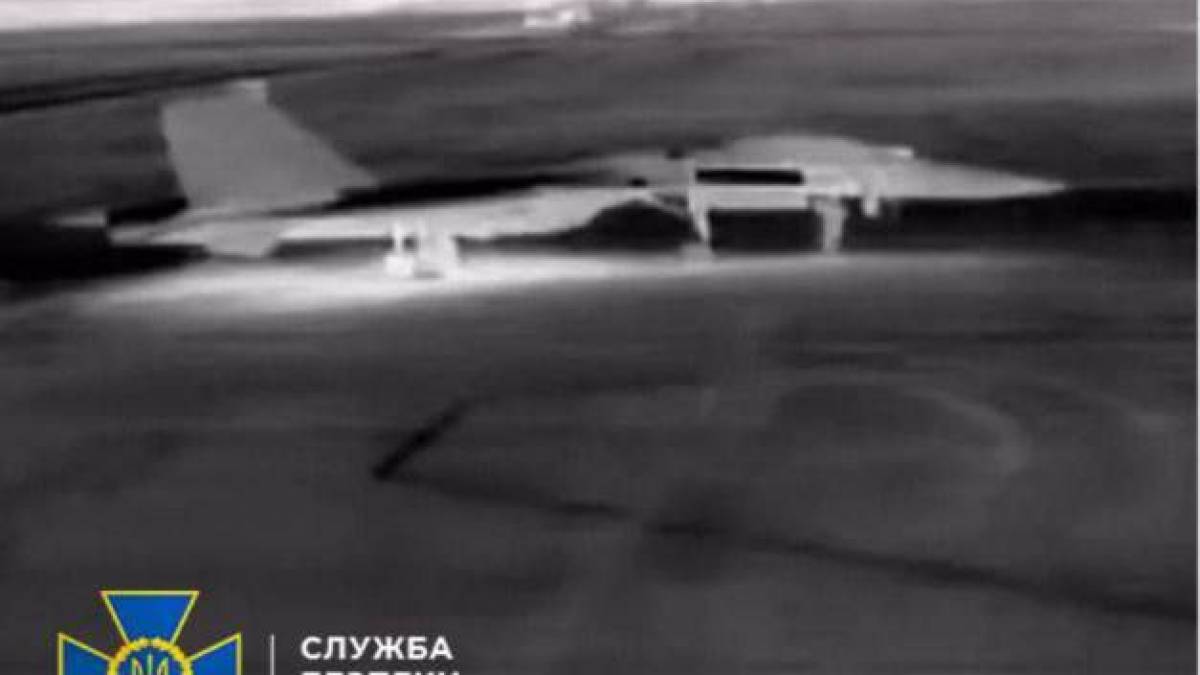 Далекобійні дрони СБУ уразили два літаки Су-27 на російському військовому аеродромі Бельбек