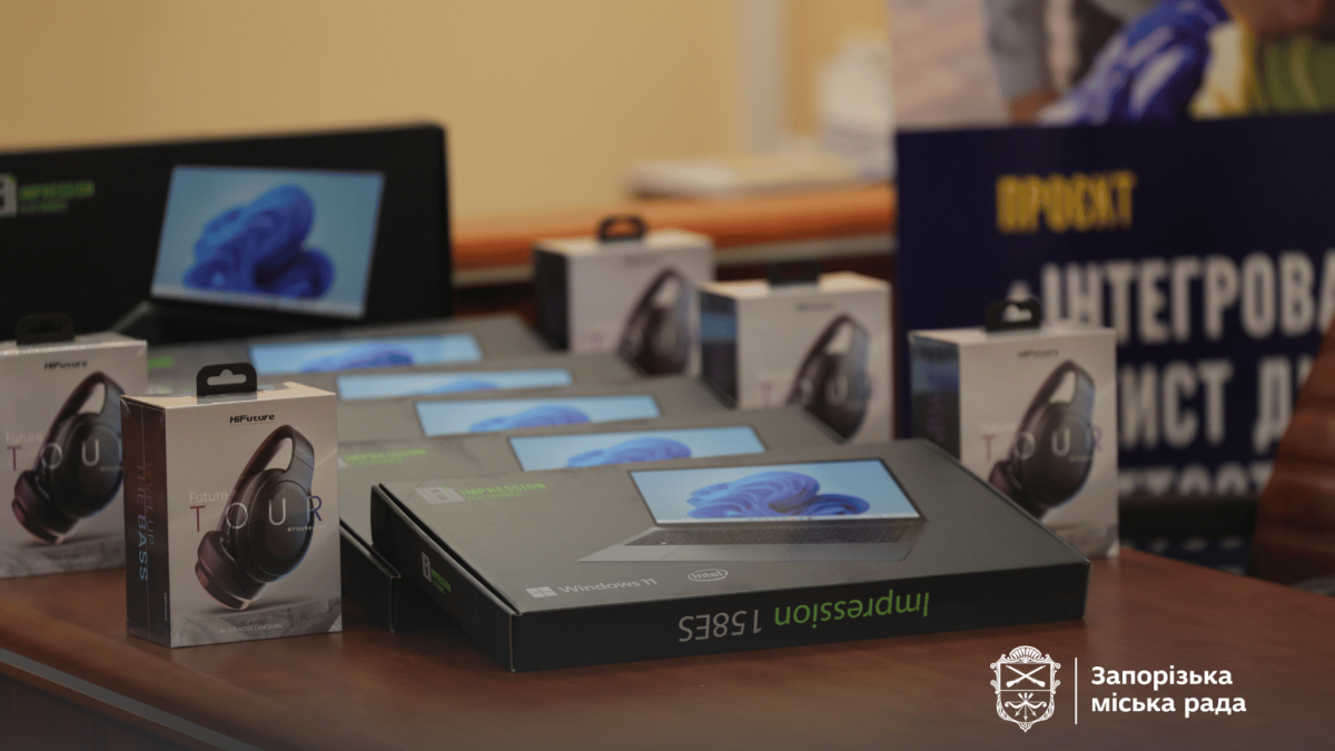 Запорізькі школи отримали навчальні набори від фонда авторки книжок про Гаррі Поттера