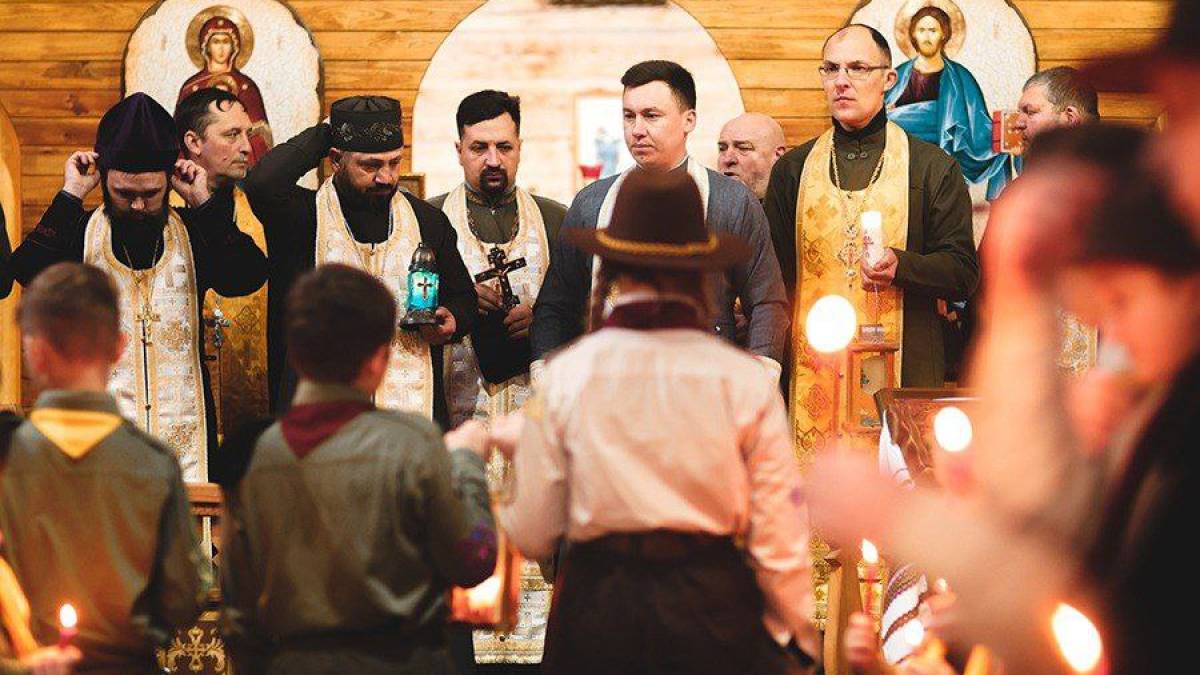 Запорізькі пластуни передали Вифлеємський вогонь на фронт